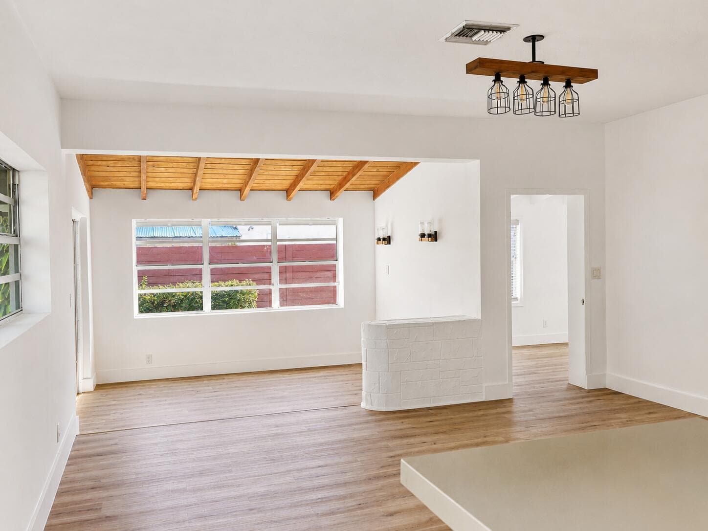 819 NE 2ND Court, Hallandale Beach, FL 33009 — zdjęcie 4
