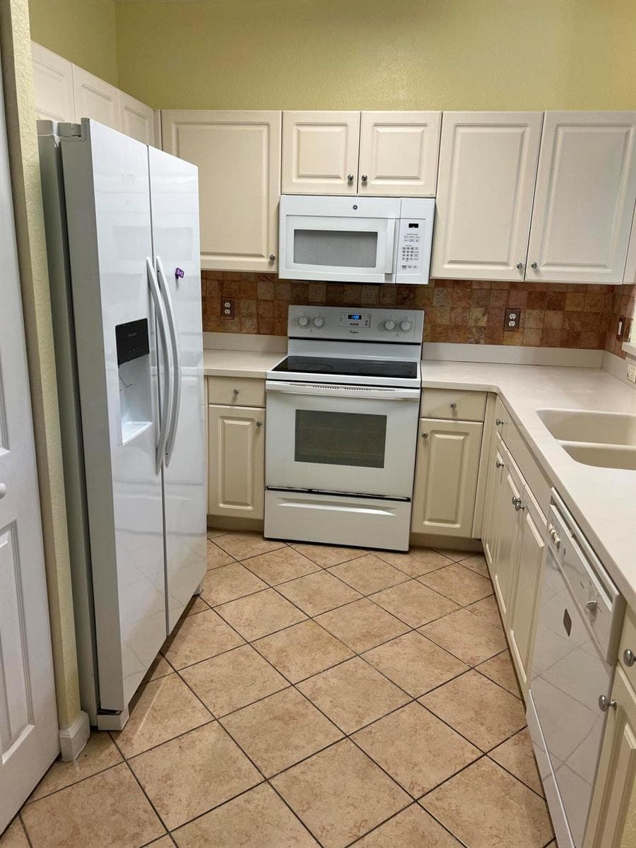 4113 NAPOLI LAKE Drive, Riviera Beach, FL 33410 — zdjęcie 2