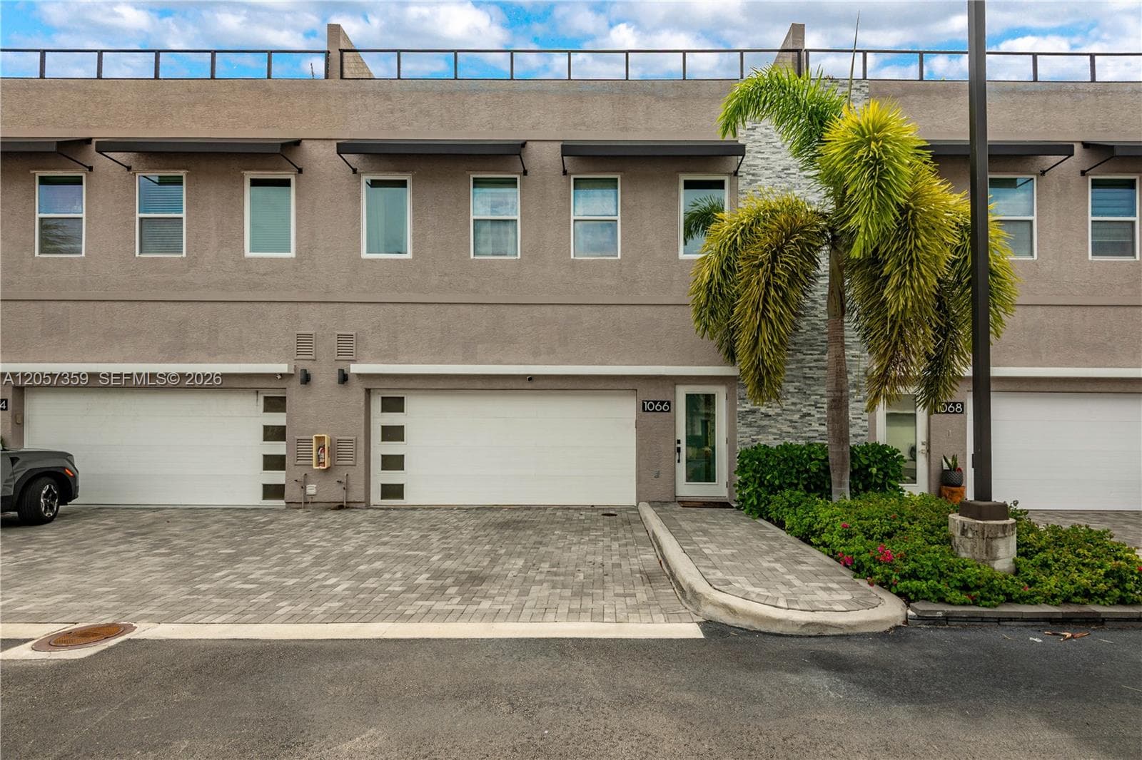 1066 NE 35th St, Oakland Park, FL 33334