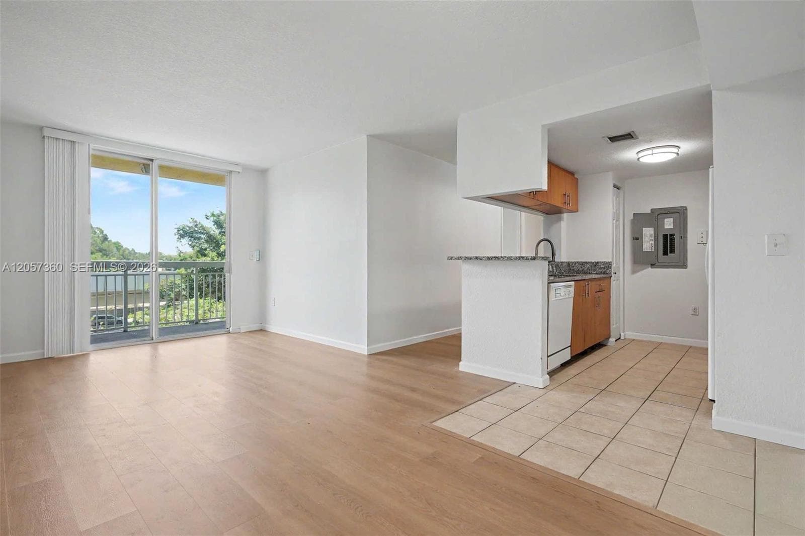 816 NW 11th St # 402, Miami, FL 33136 — zdjęcie 2
