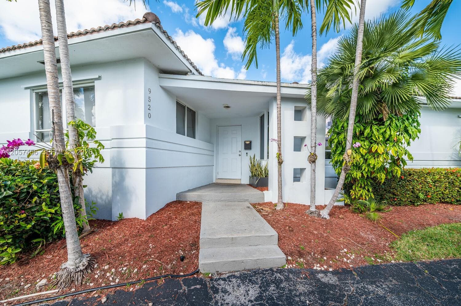 9520 E Broadview Dr, Bay Harbor Islands, FL 33154 — zdjęcie 2