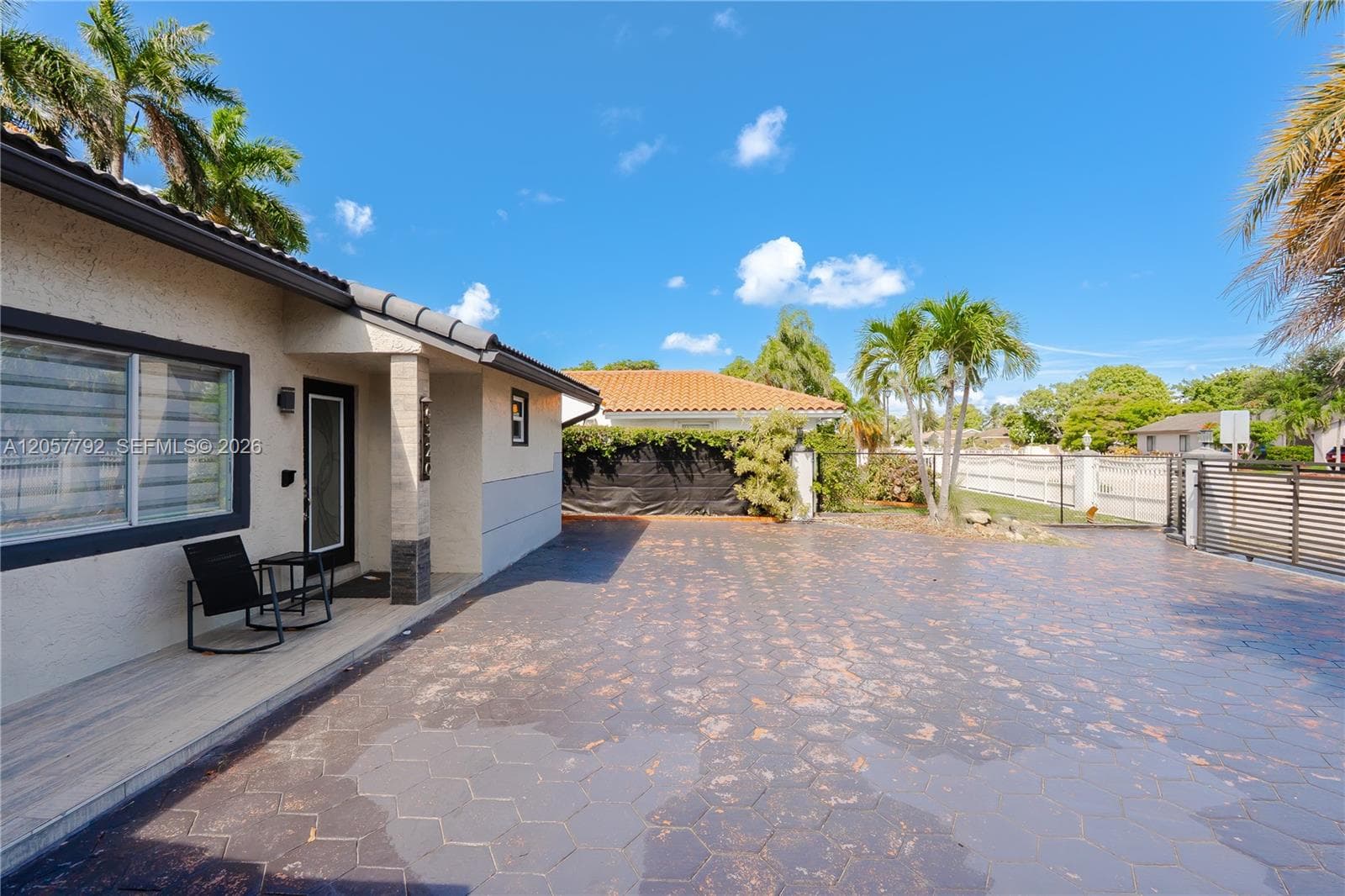 6320 NW 199th St, Hialeah, FL 33015 — zdjęcie 4