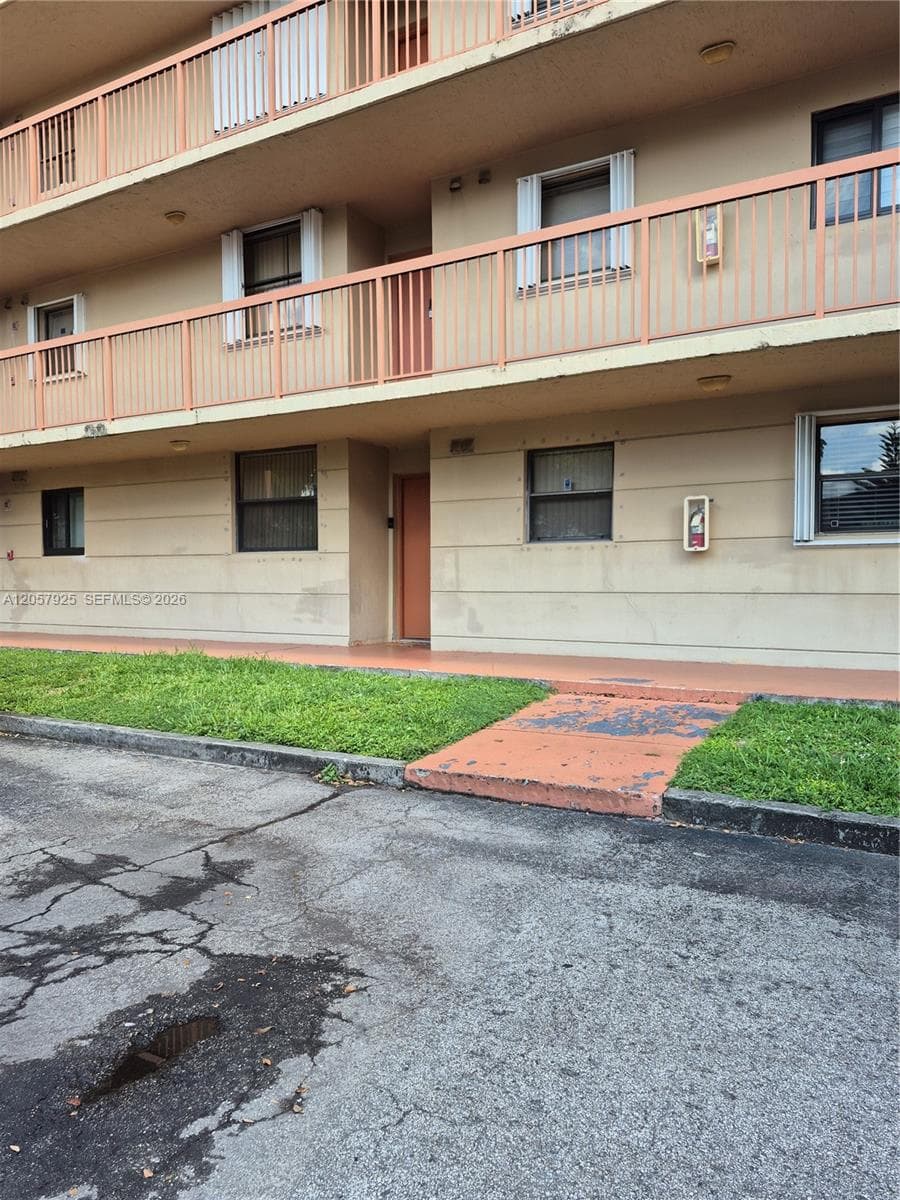 10253 NW 9th St Cir # 102-6, Miami, FL 33172