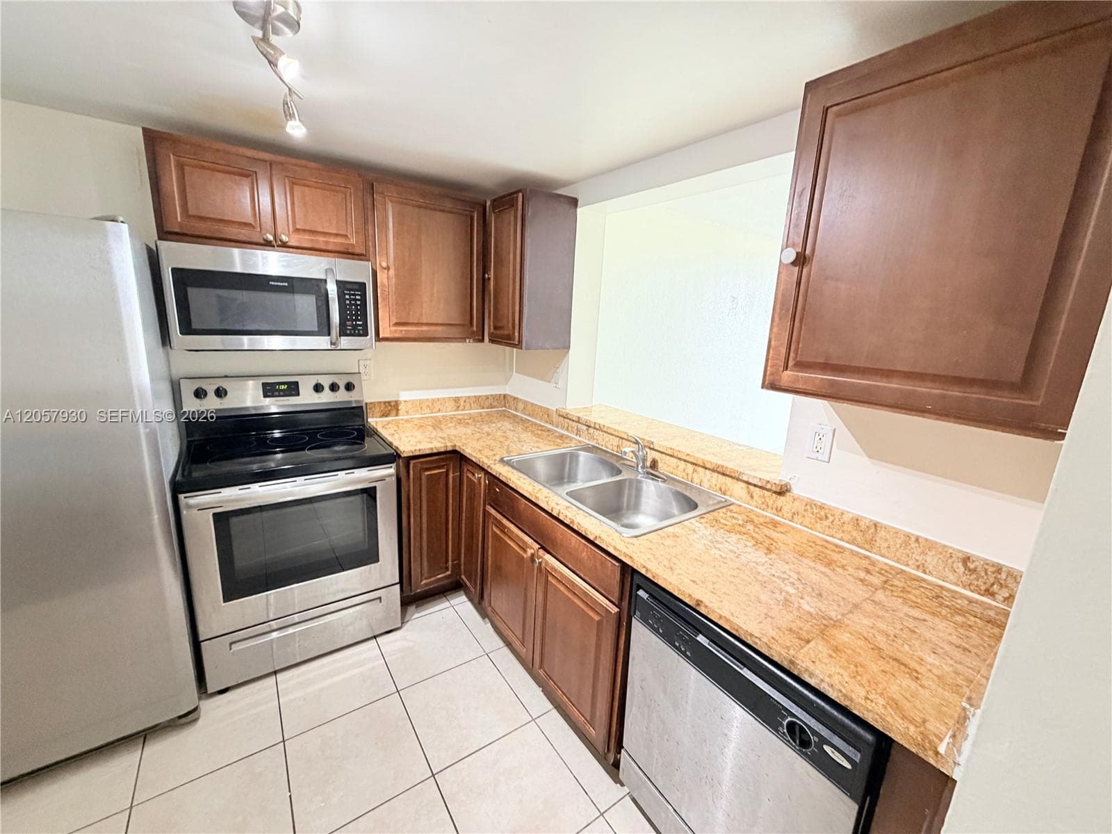 496 NW 165th St Rd # D-409, Miami, FL 33169 — zdjęcie 5