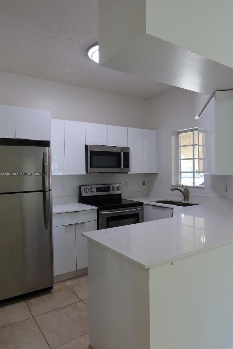 18340 NW 68th Ave # A, Hialeah, FL 33015 — zdjęcie 2