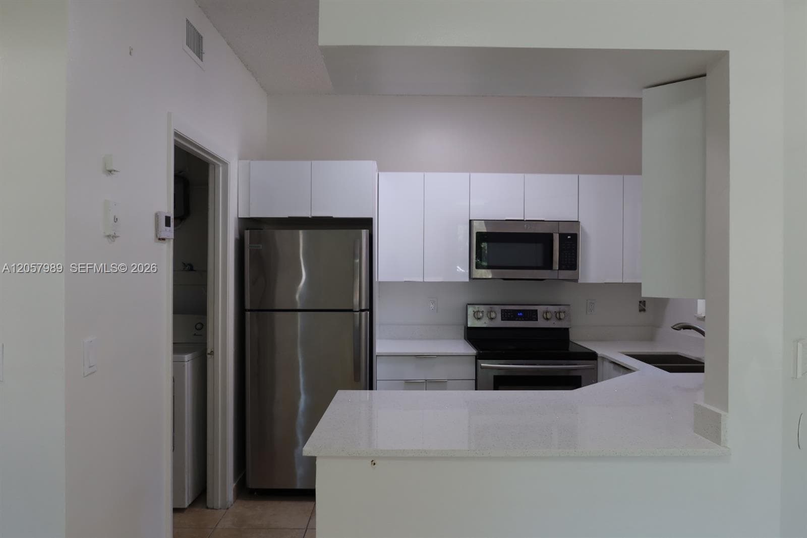 18340 NW 68th Ave # A, Hialeah, FL 33015 — zdjęcie 3