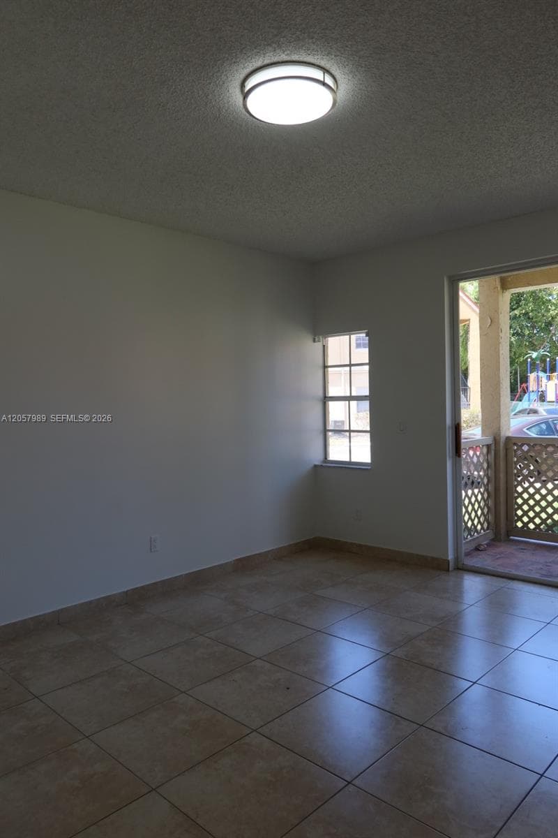 18340 NW 68th Ave # A, Hialeah, FL 33015 — zdjęcie 5