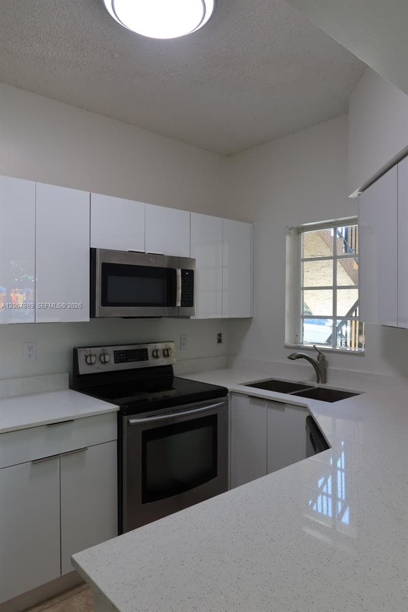 18340 NW 68th Ave # A, Hialeah, FL 33015 — zdjęcie 4