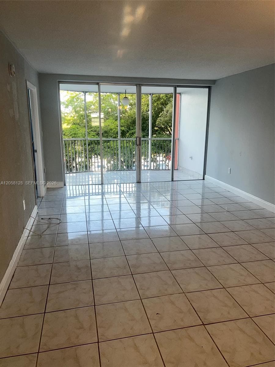 1780 NE 191st St # 410-2, Miami, FL 33179 — zdjęcie 4