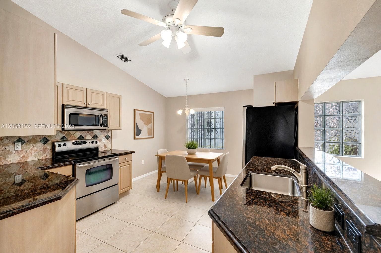 16249 NW 24th St, Pembroke Pines, FL 33028 — zdjęcie 3