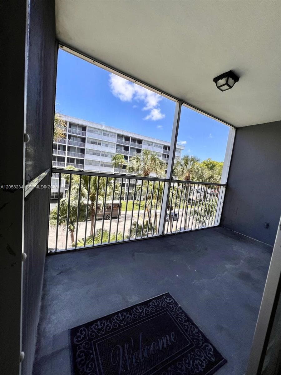 700 NW 214th St # 411, Miami Gardens, FL 33169 — zdjęcie 3