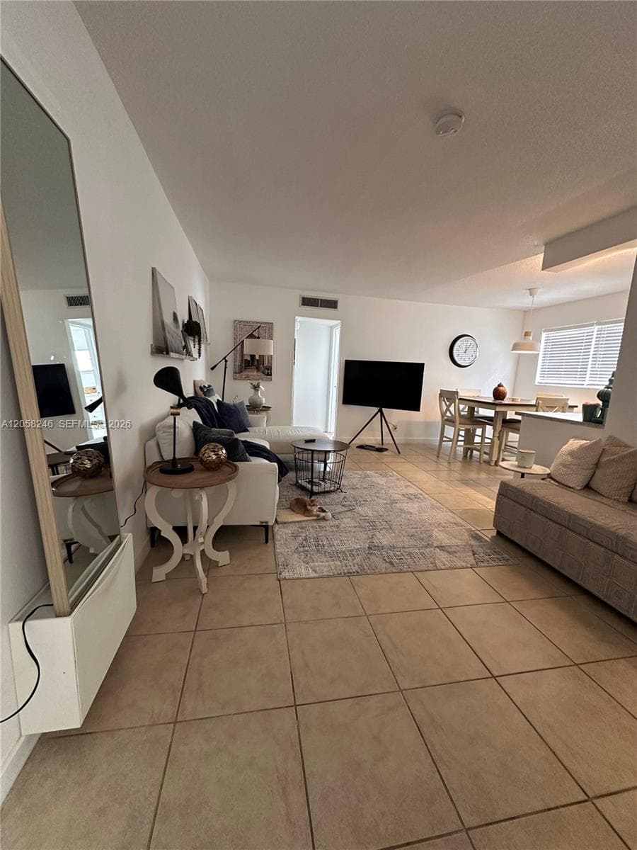 1100 NE 1st Ct # 103, Hallandale Beach, FL 33009 — zdjęcie 2