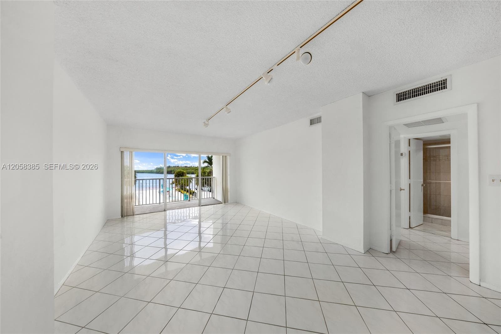 300 Bayview Dr # 202, Sunny Isles Beach, FL 33160 — zdjęcie 3