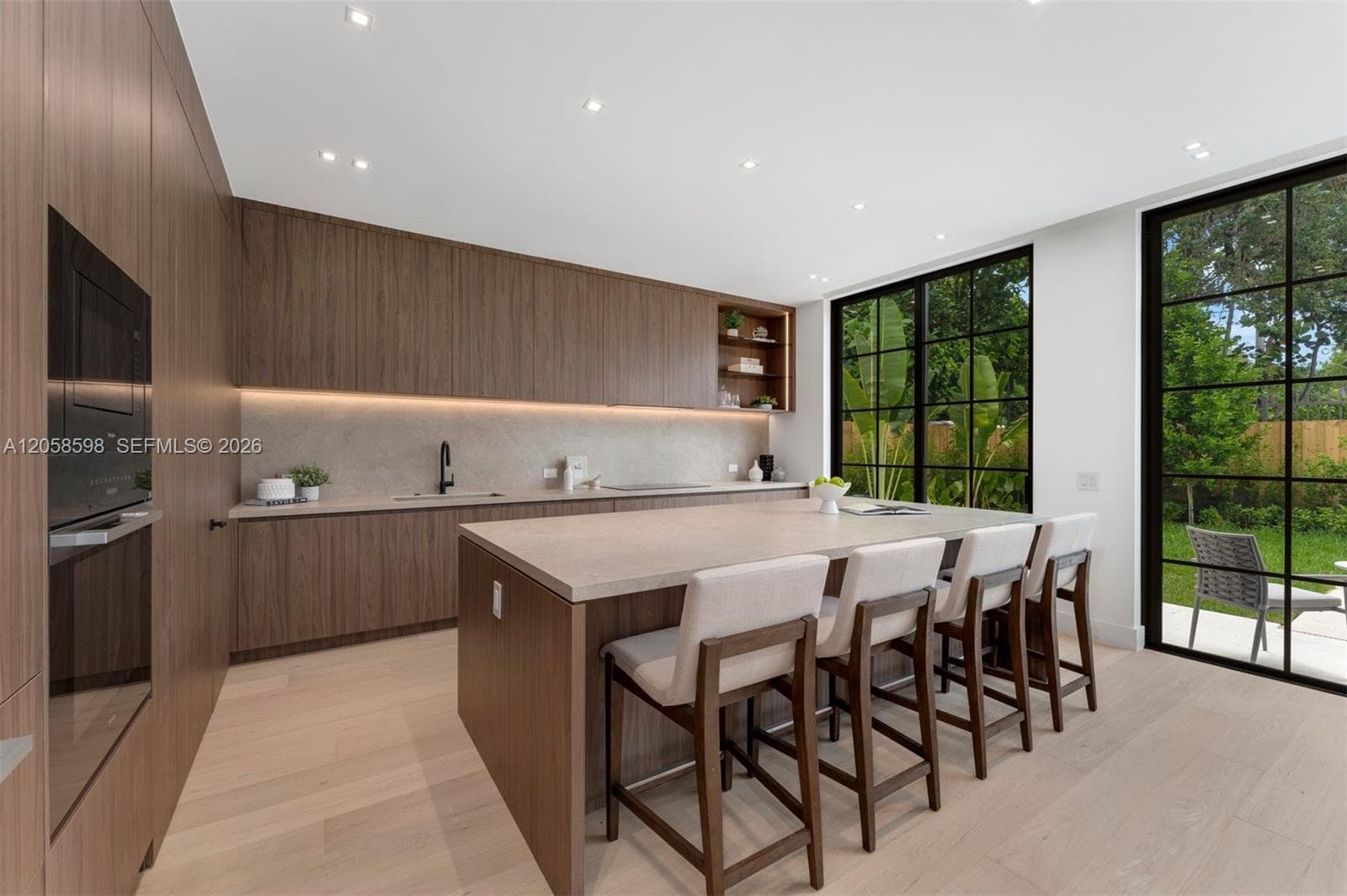 3352 Charles Ave, Miami, FL 33133 — zdjęcie 3