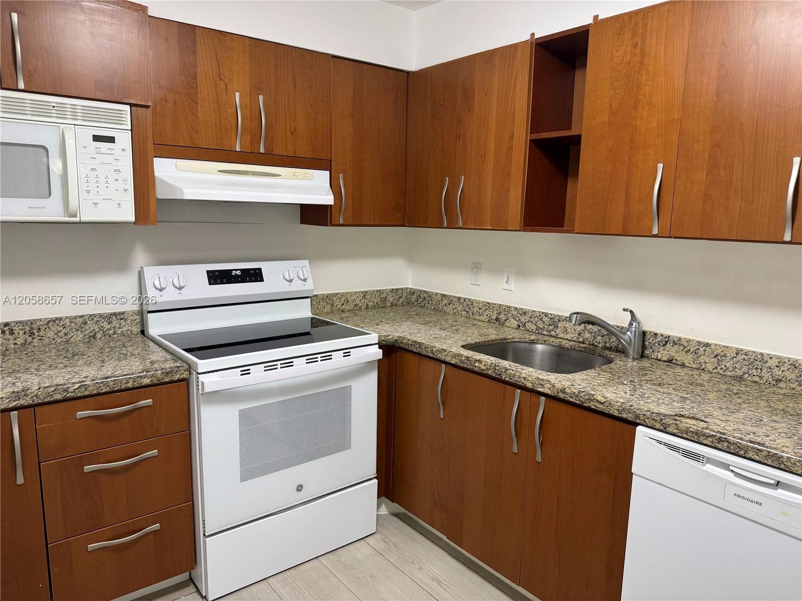 400 Kings Point Dr # 311, Sunny Isles Beach, FL 33160 — zdjęcie 4