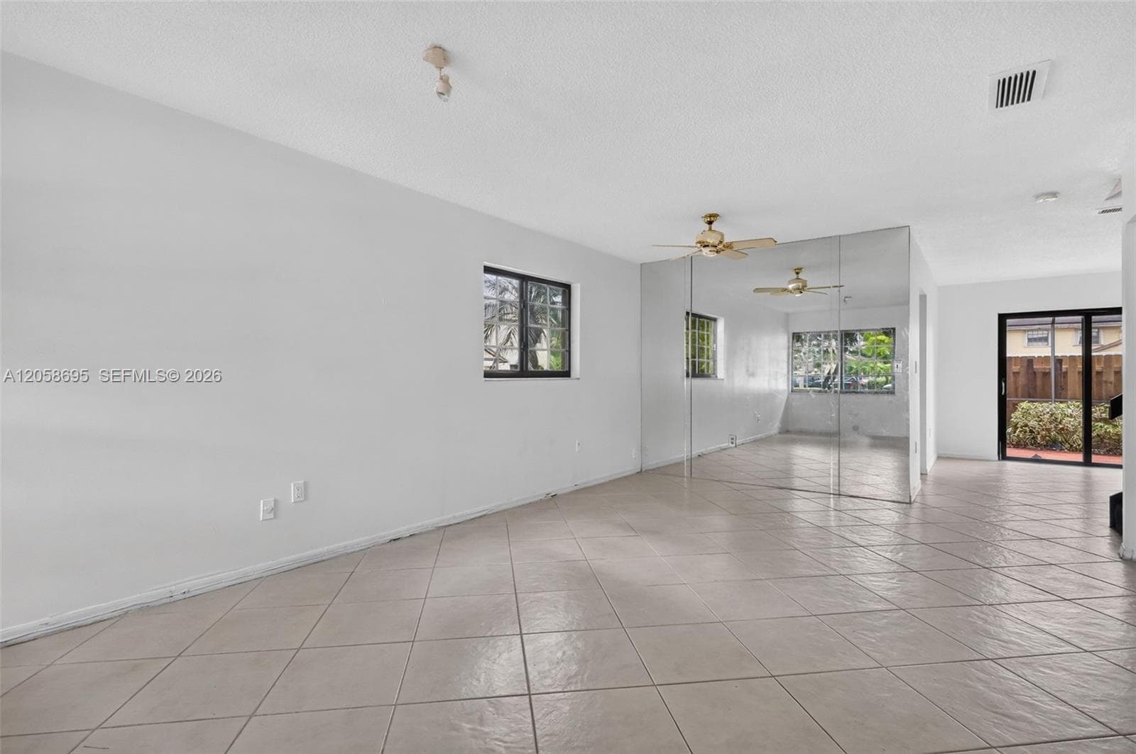 1130 NE 210th Ter, Miami, FL 33179 — zdjęcie 2