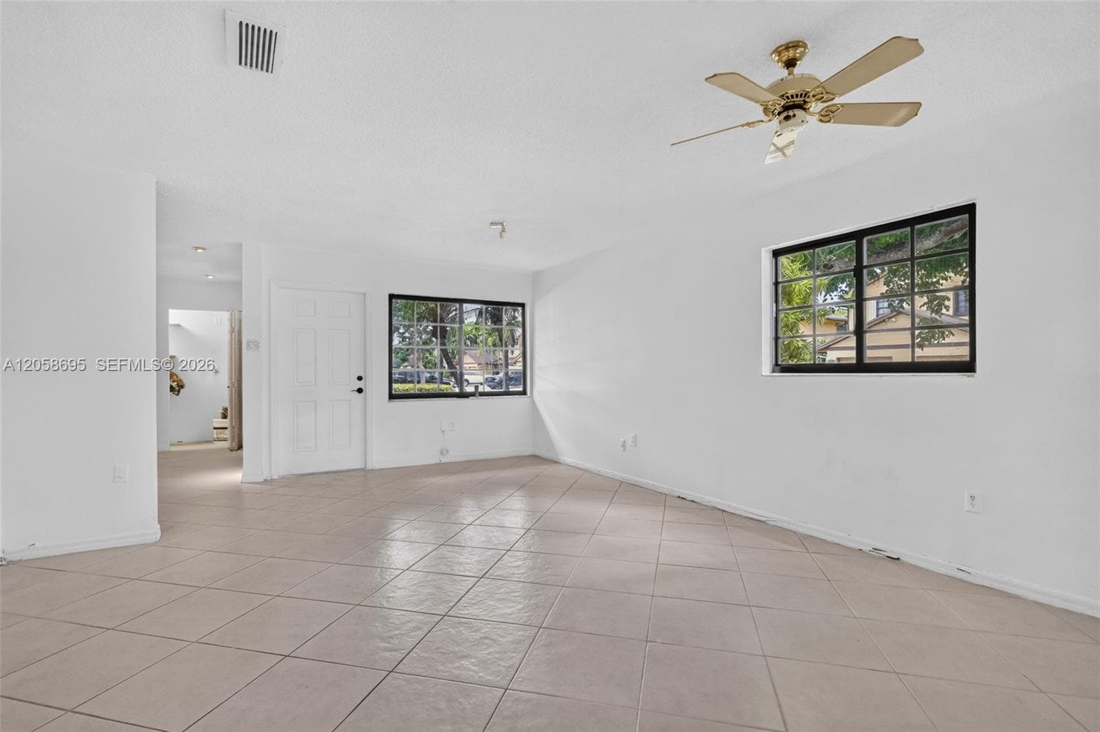 1130 NE 210th Ter, Miami, FL 33179 — zdjęcie 3