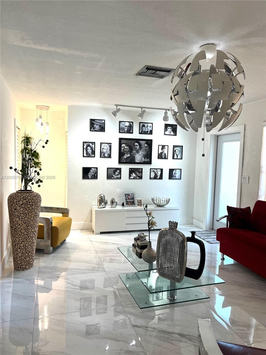 8025 NW 170th St, Hialeah, FL 33015 — zdjęcie 2