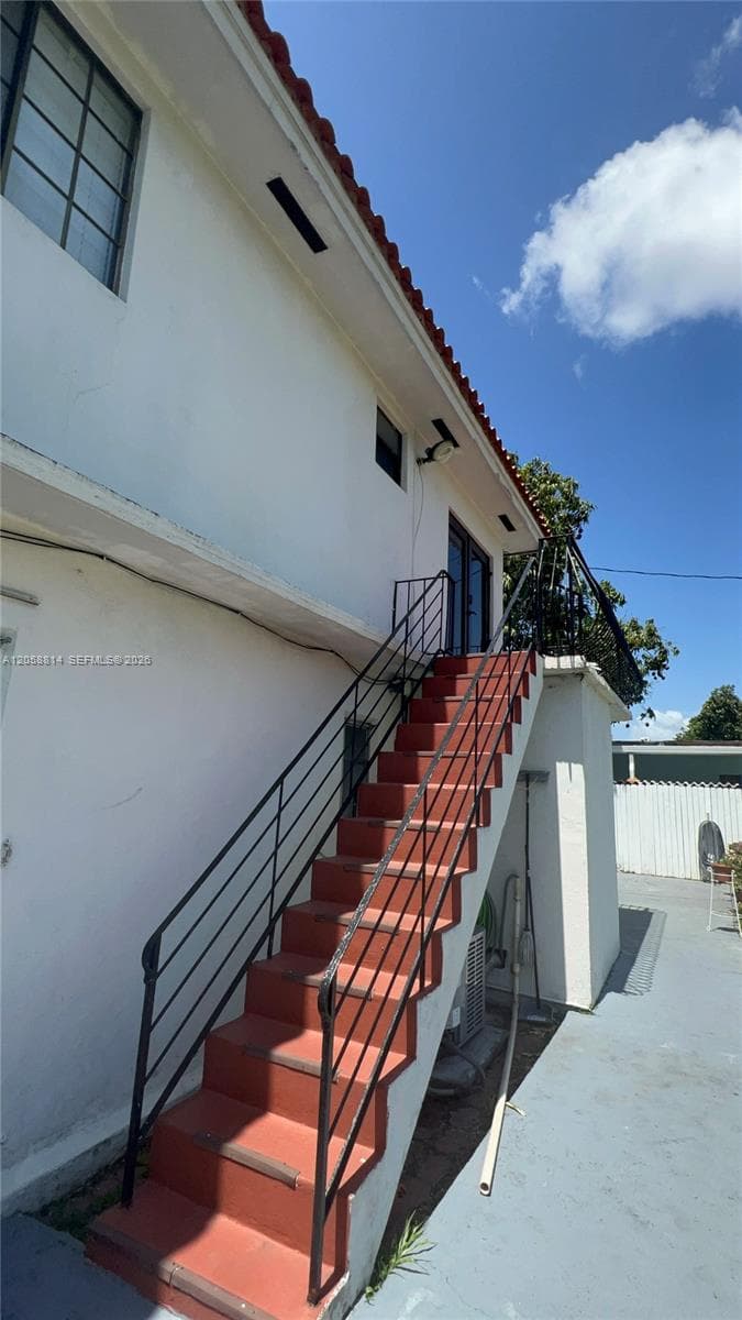 961 E 9th St, Hialeah, FL 33010 — zdjęcie 2
