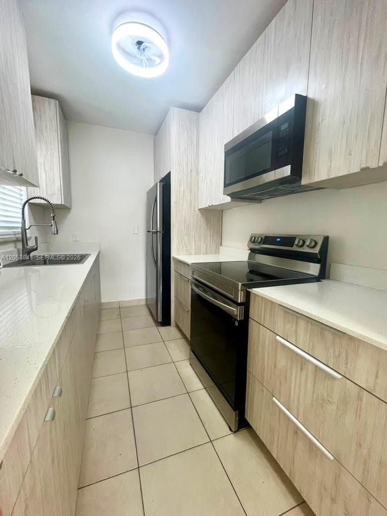1679 NE 176 ST, North Miami Beach, FL 33162 — zdjęcie 2