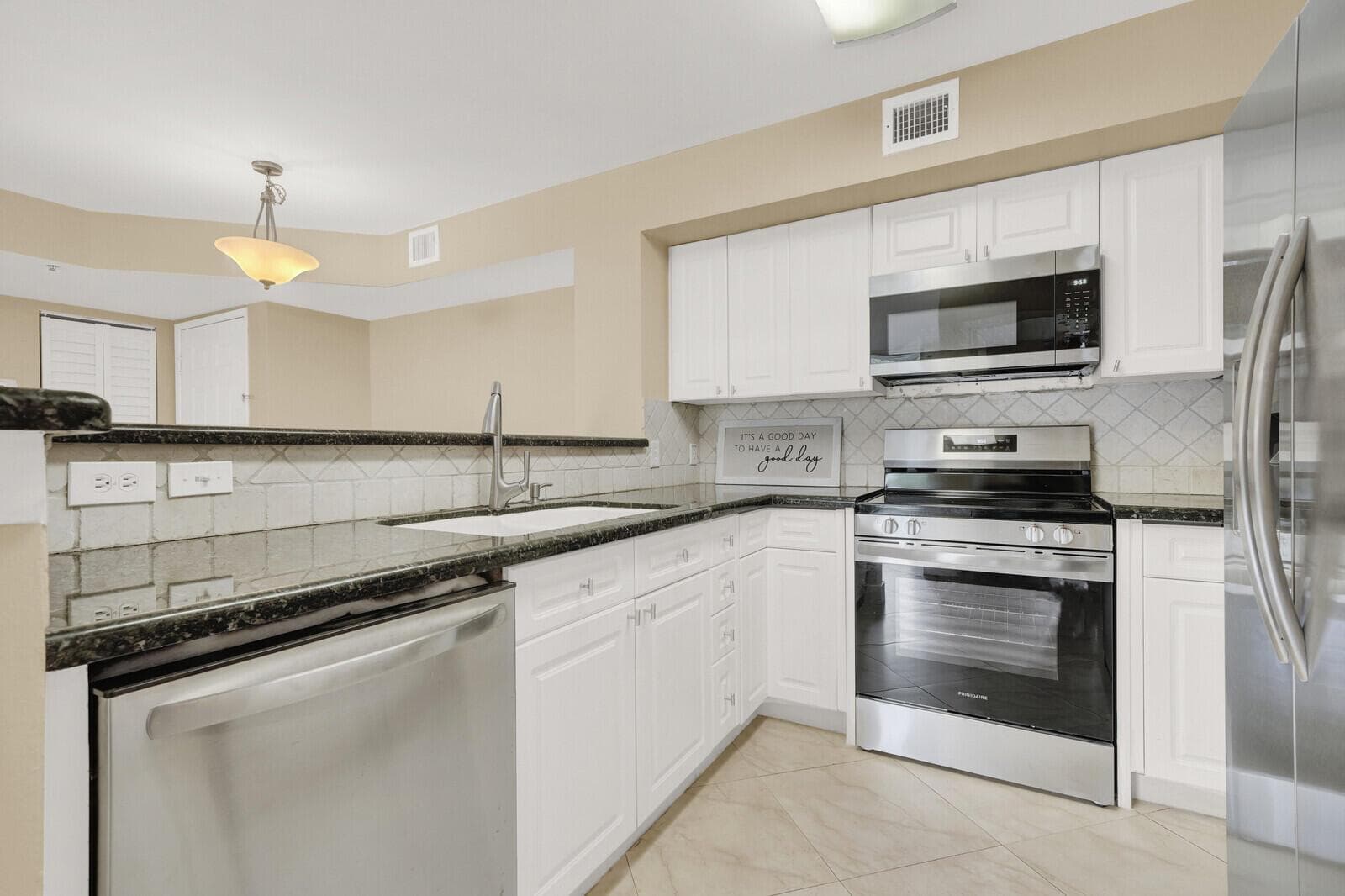 110 Yacht Club Way # 105, Hypoluxo, FL 33462 — zdjęcie 3