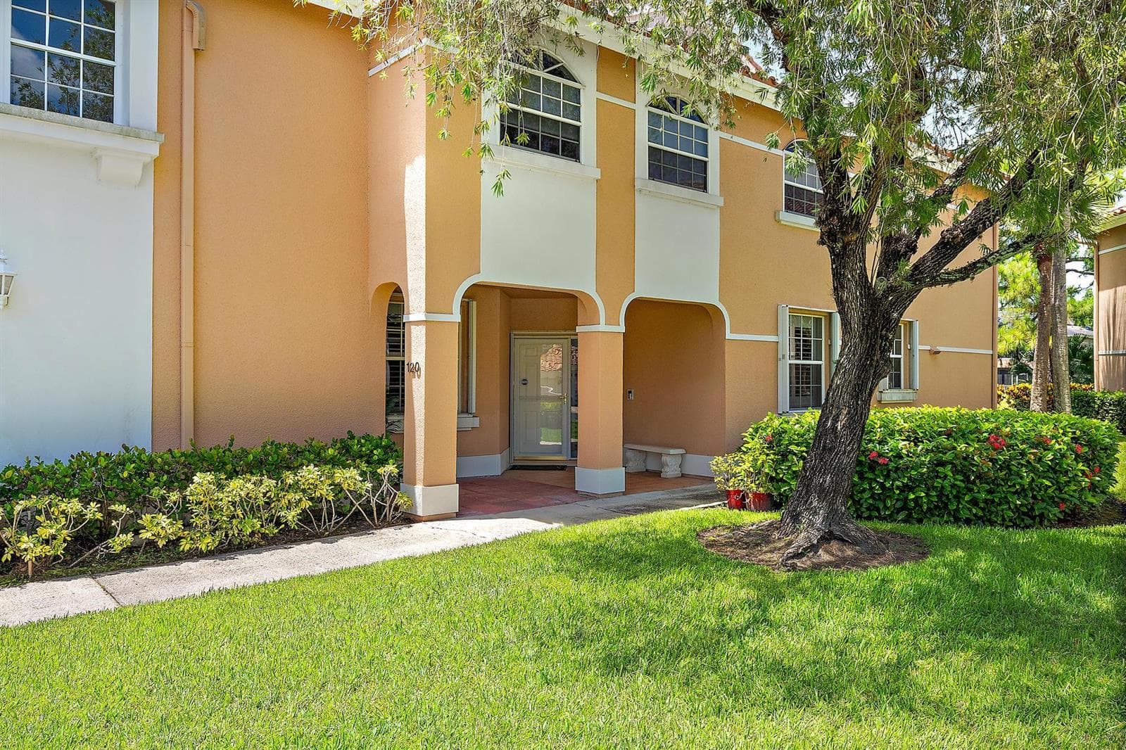120 LEGENDARY Circle, Palm Beach Gardens, FL 33418