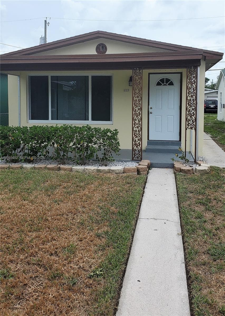619 N D St, Lake Worth, FL 33460