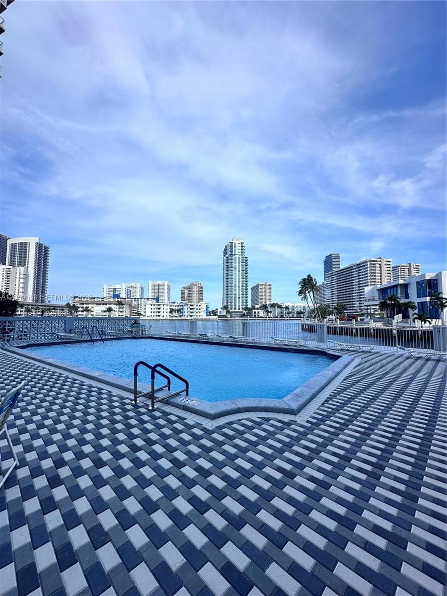 137 Golden Isles Dr # 512, Hallandale Beach, FL 33009 — zdjęcie 2