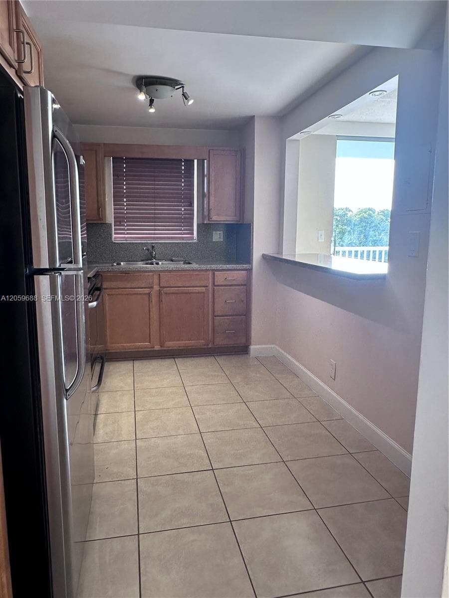 137 Golden Isles Dr # 512, Hallandale Beach, FL 33009 — zdjęcie 5