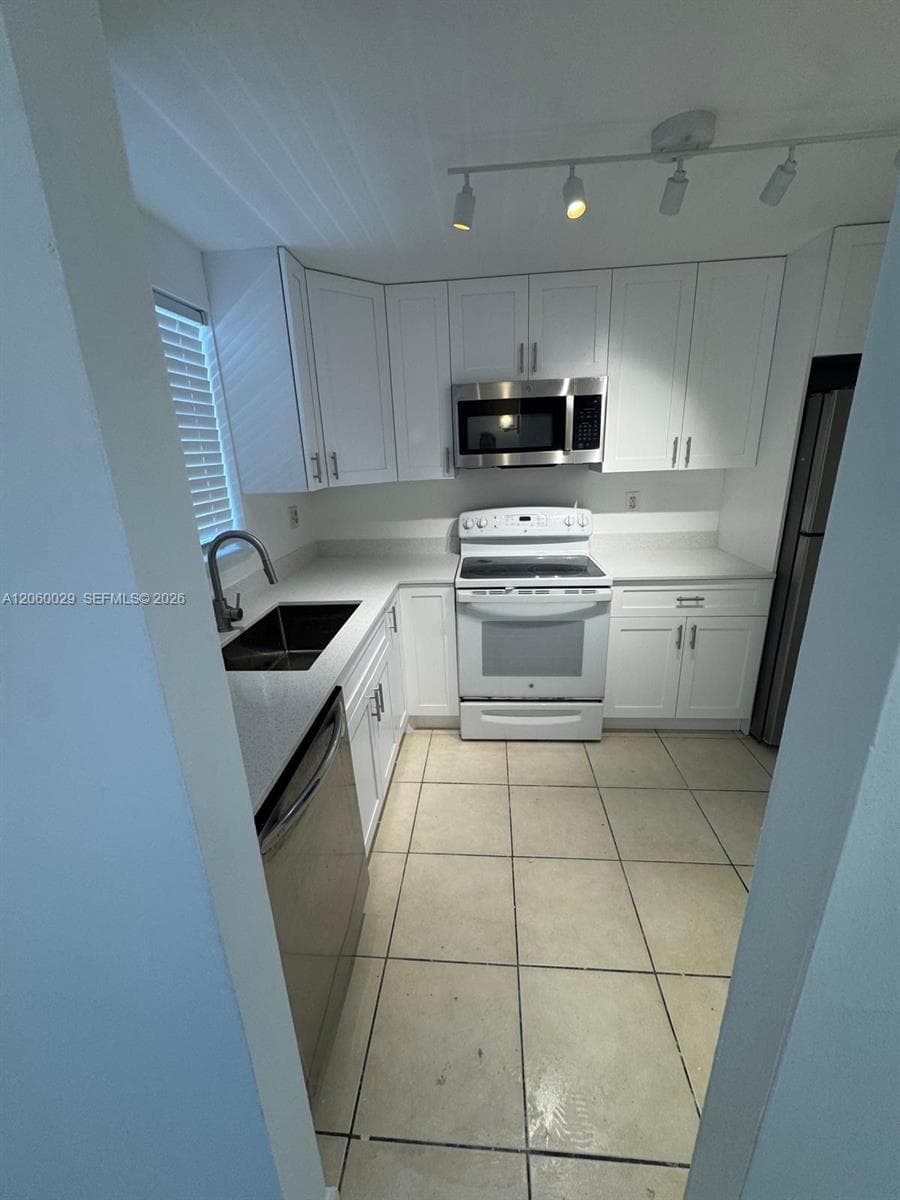 7981 S French Dr # 2-202, Pembroke Pines, FL 33024