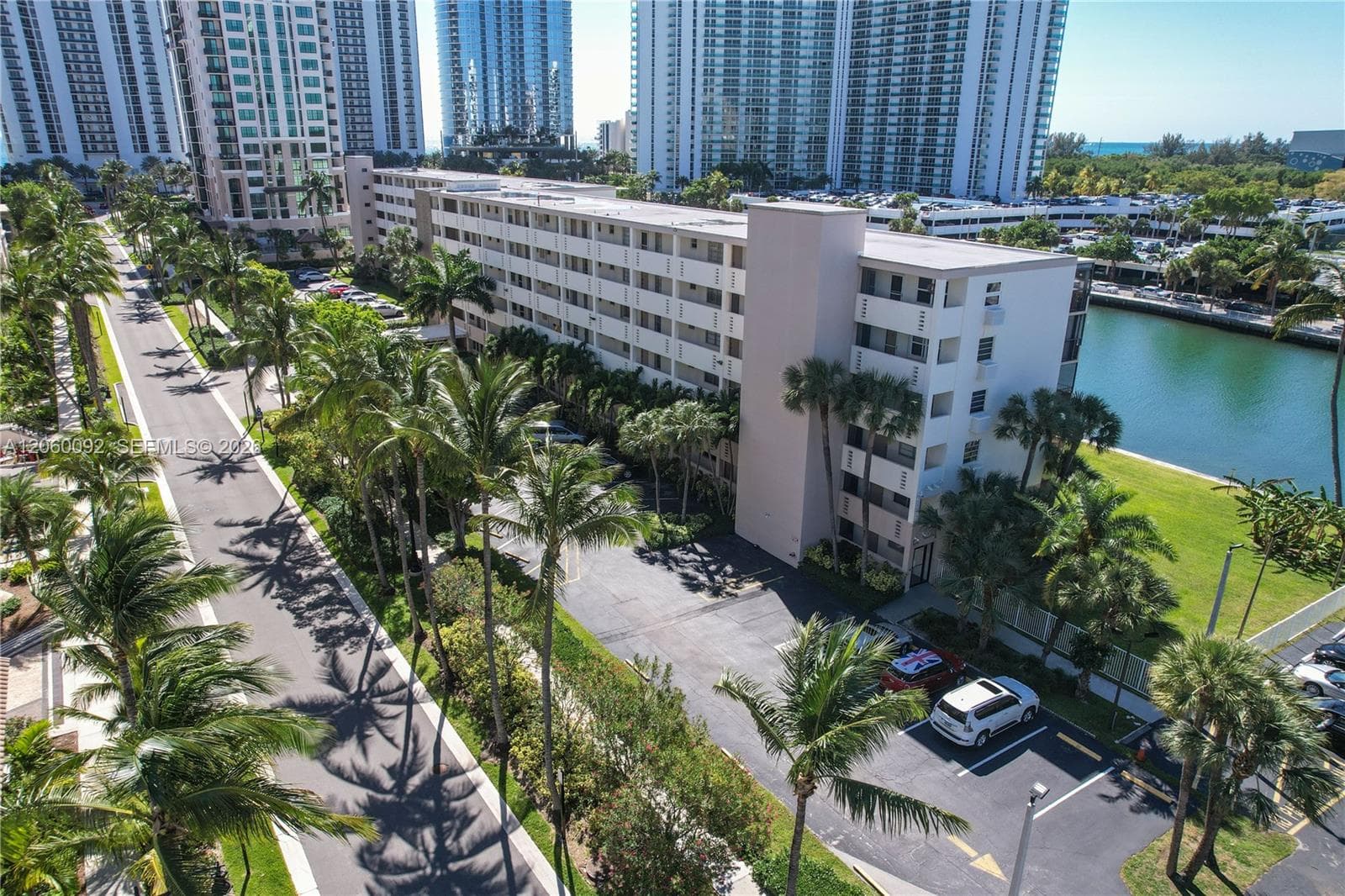 220 Kings Point Dr # 211, Sunny Isles Beach, FL 33160 — zdjęcie 2