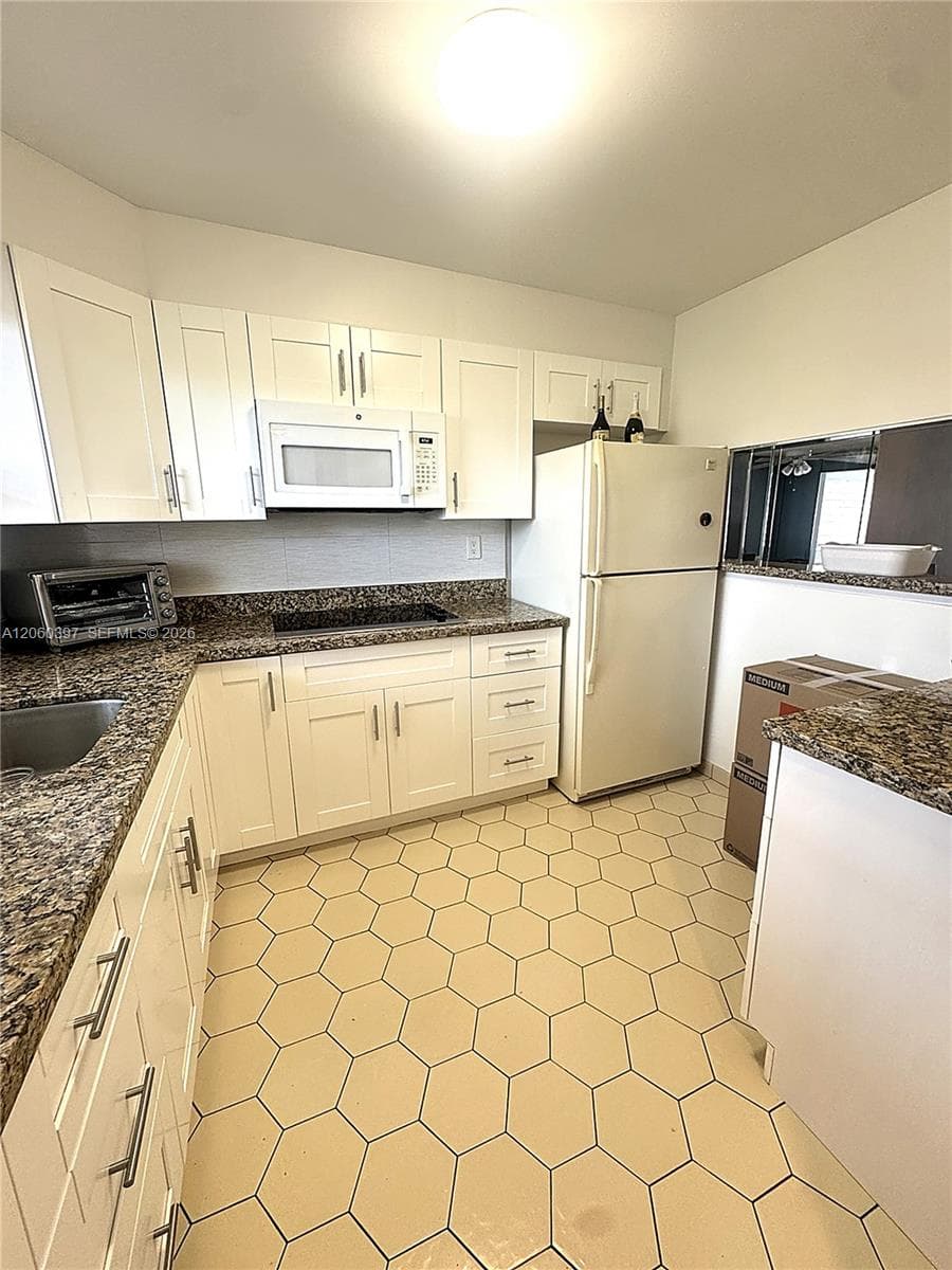 9580 Sunrise Lakes Blvd # 304, Sunrise, FL 33322