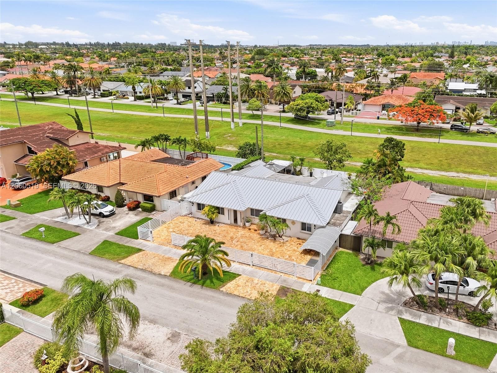 323 NW 136th Pl, Miami, FL 33182 — zdjęcie 2