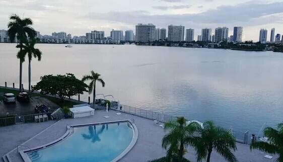 16546 NE 26TH Avenue # 6J, North Miami Beach, FL 33160 — zdjęcie 2