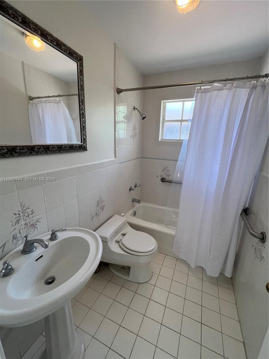 421 NW 57th Ct, Miami, FL 33126 — zdjęcie 4