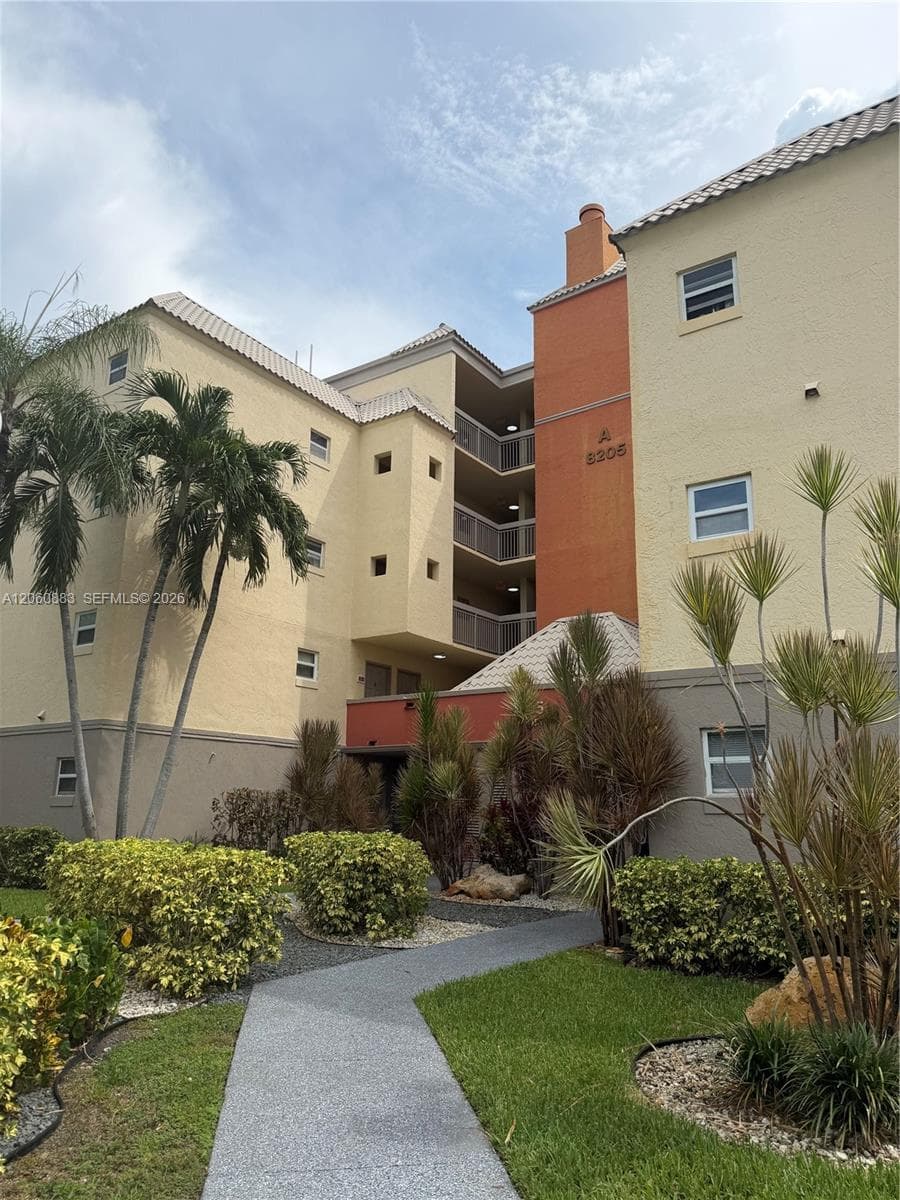 8205 Lake Dr # 306, Doral, FL 33166