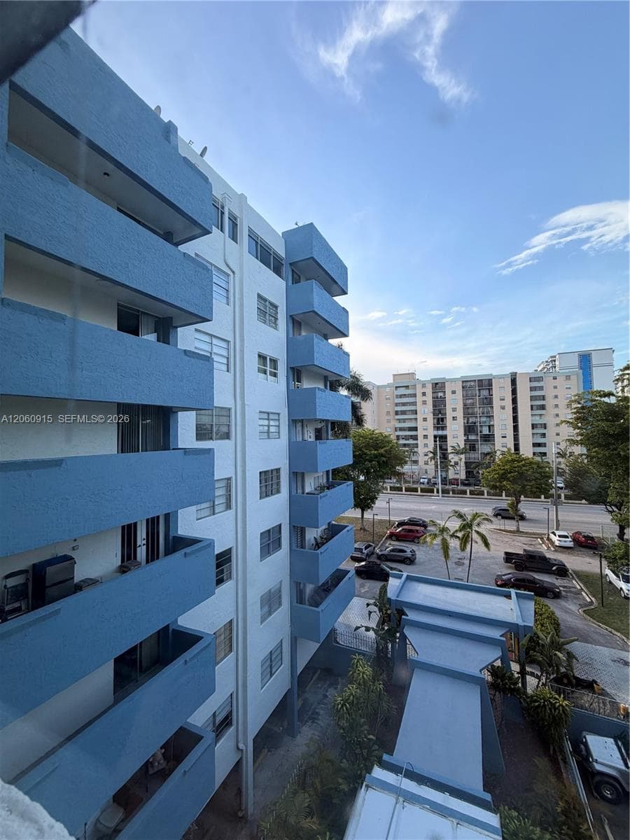 5050 NW 7th St # 511, Miami, FL 33126