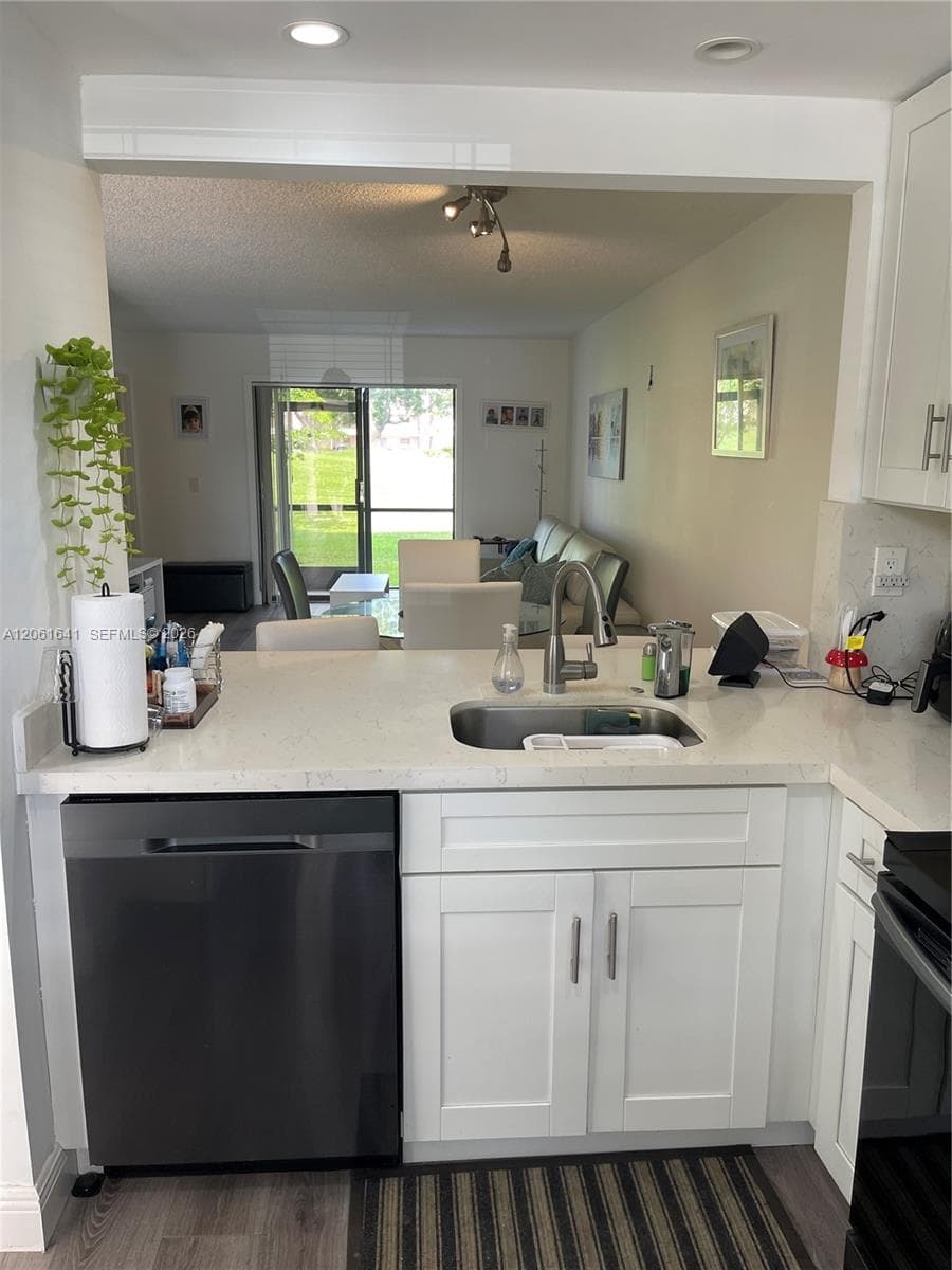 10434 Sunrise Lakes Blvd # 107, Sunrise, FL 33322