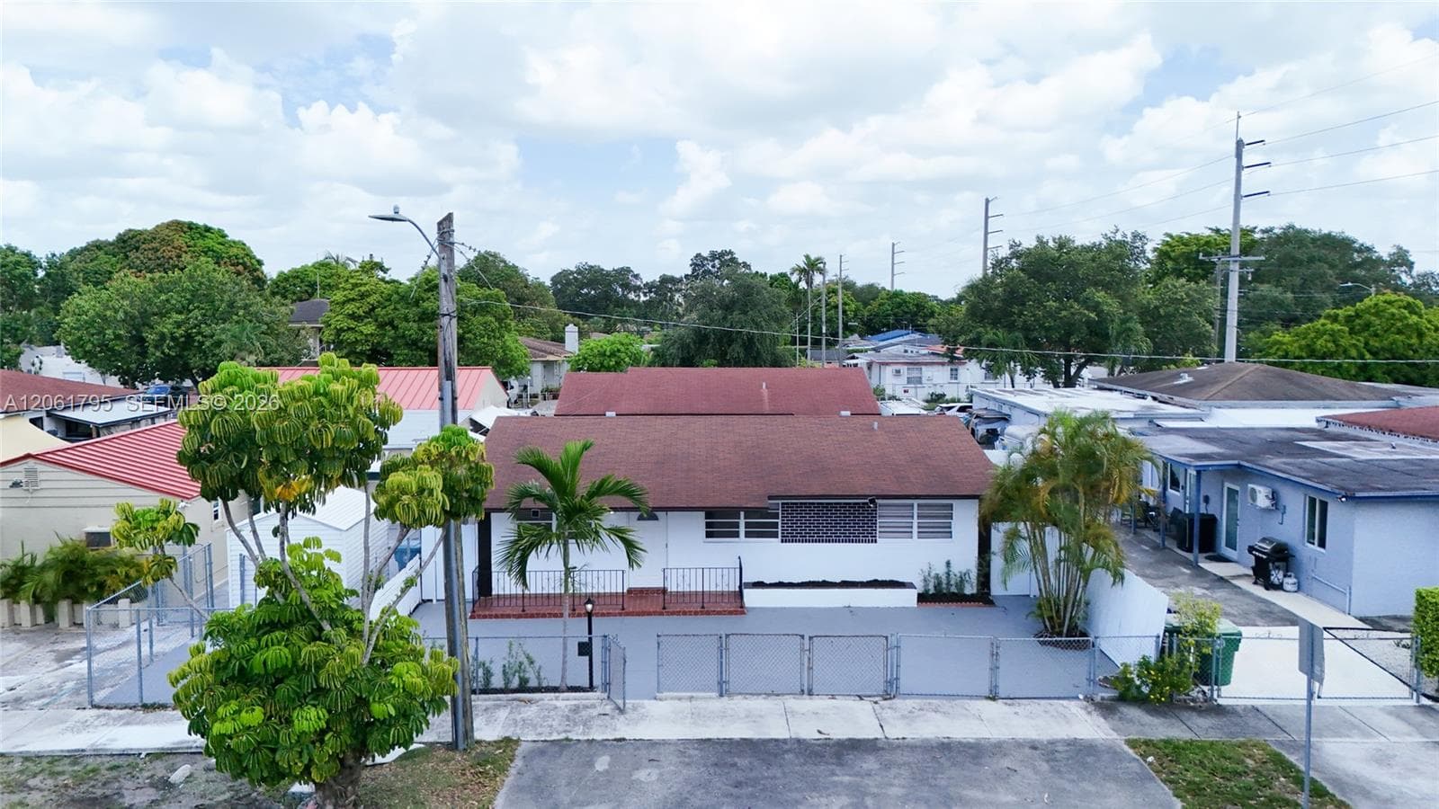 1055 NW 32nd Ct, Miami, FL 33125 — zdjęcie 3