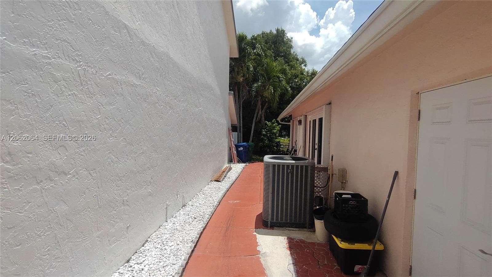 19081 NW 77th Ct # 1, Hialeah, FL 33015 — zdjęcie 2