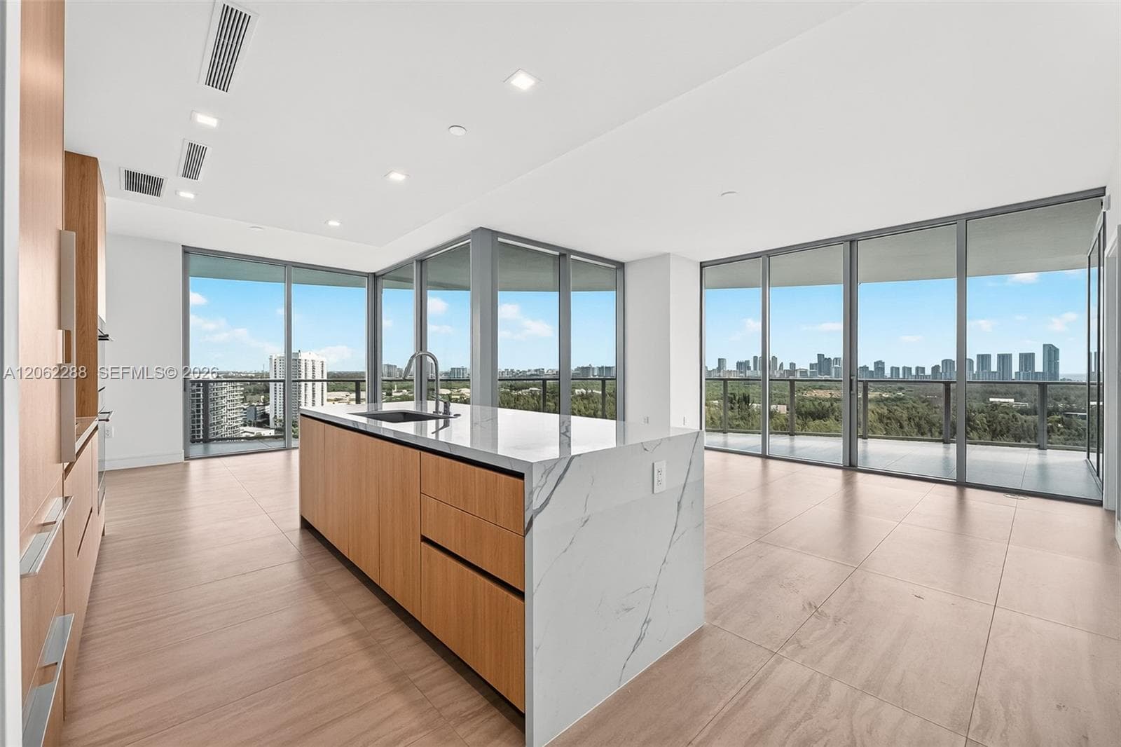 2411 Laguna Circle # 2011, North Miami, FL 33181 — zdjęcie 3