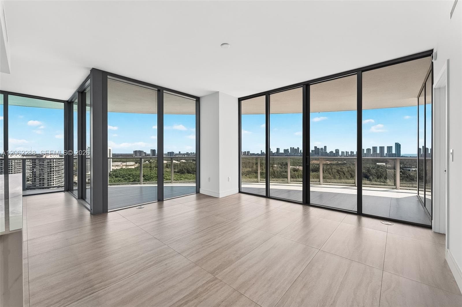 2411 Laguna Circle # 2011, North Miami, FL 33181 — zdjęcie 4