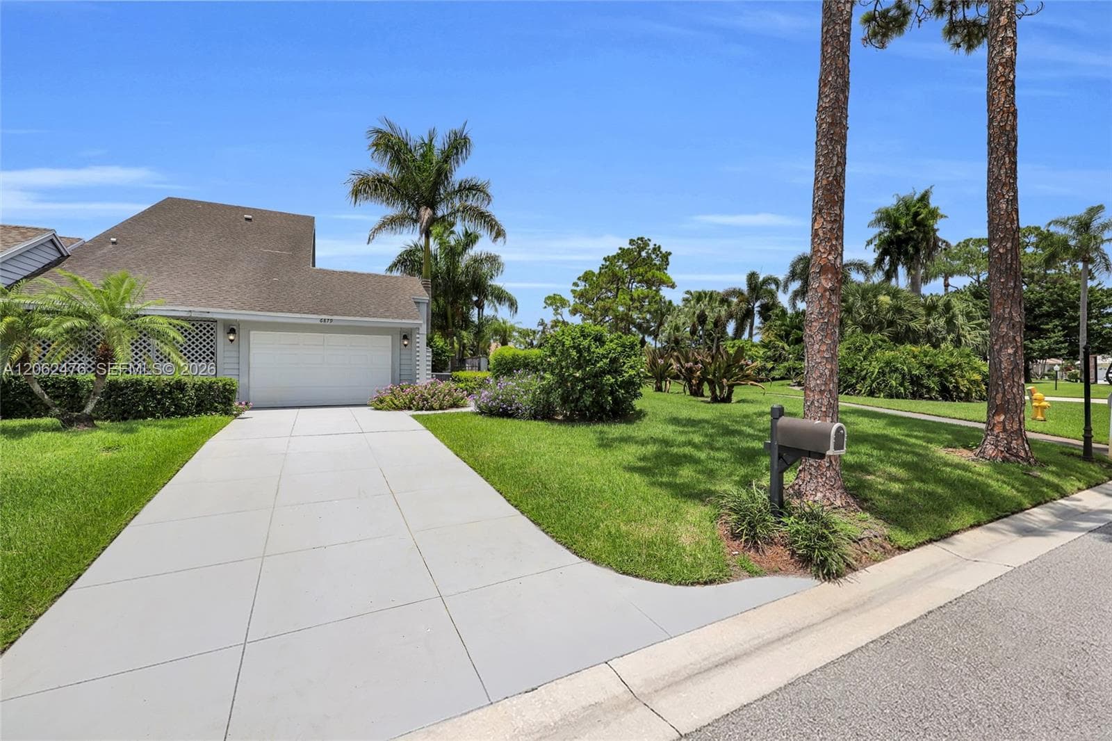 6879 Palm Grove Ct, Palm Beach Gardens, FL 33418