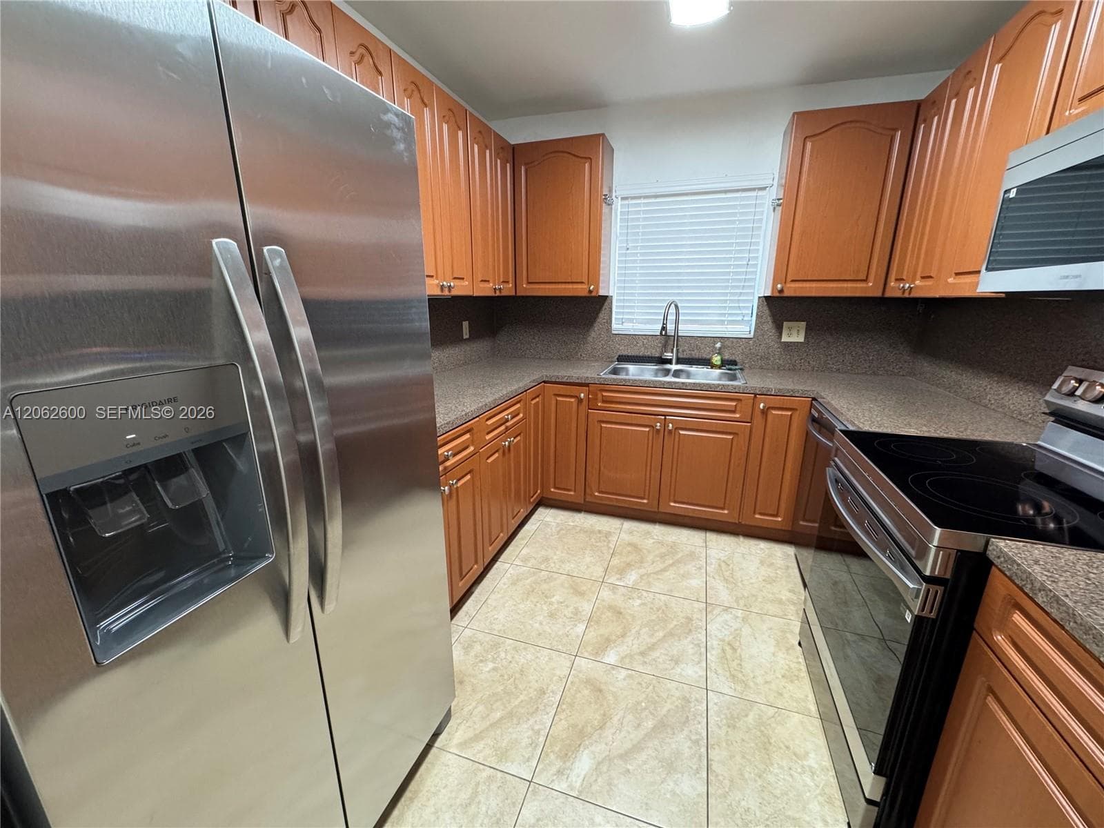 717 NE 10th Ave # 1-2, Hallandale Beach, FL 33009 — zdjęcie 3