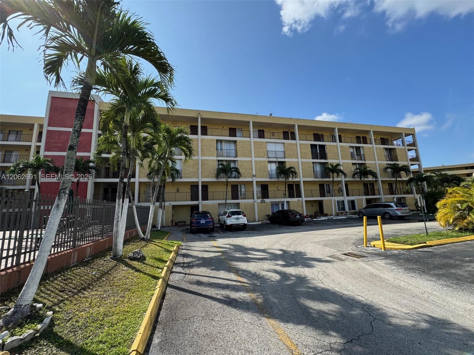 9240 Fontainebleau Blvd # 204, Miami, FL 33172