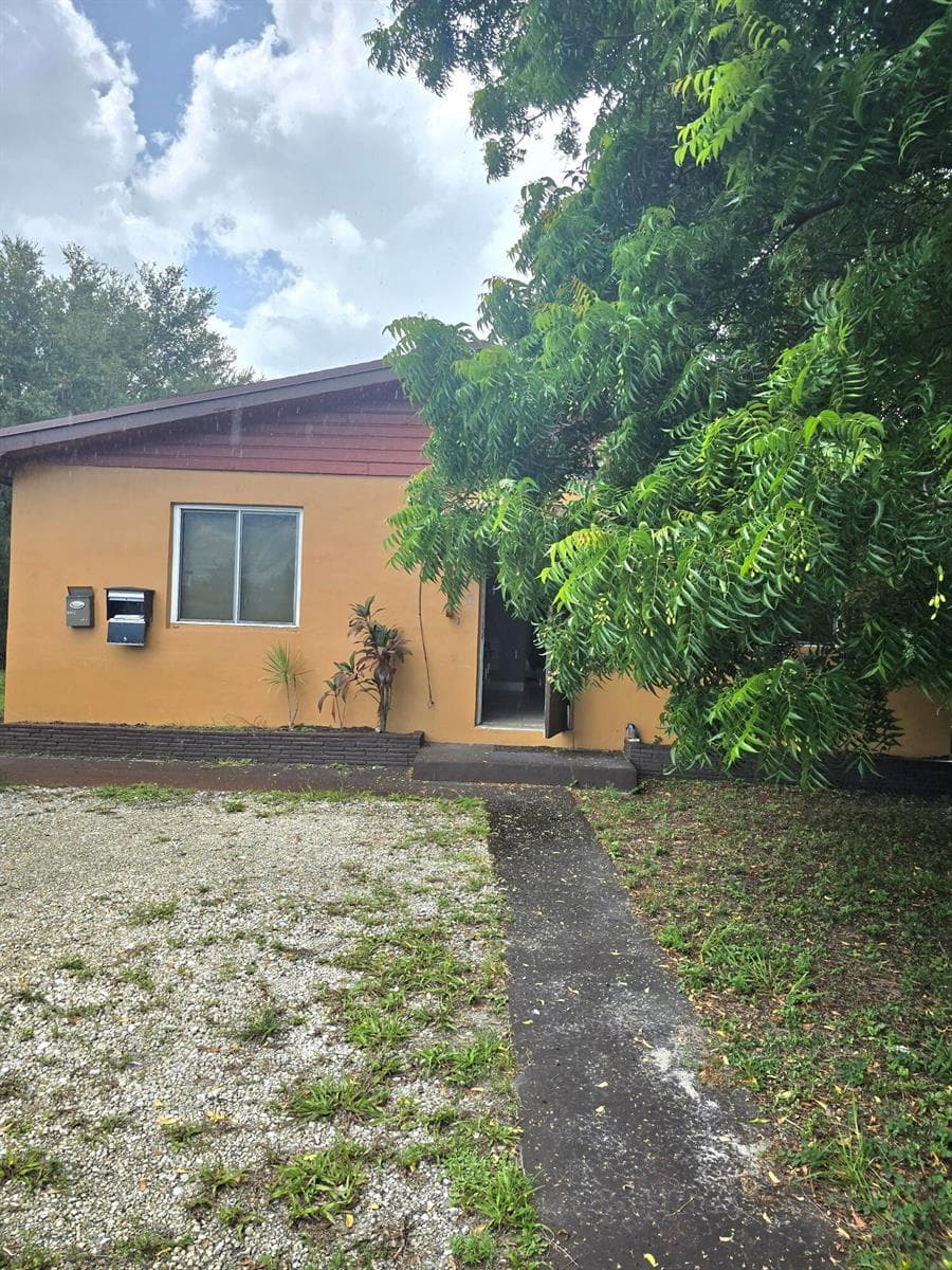 305 SW 14TH Street # 1, Dania Beach, FL 33004