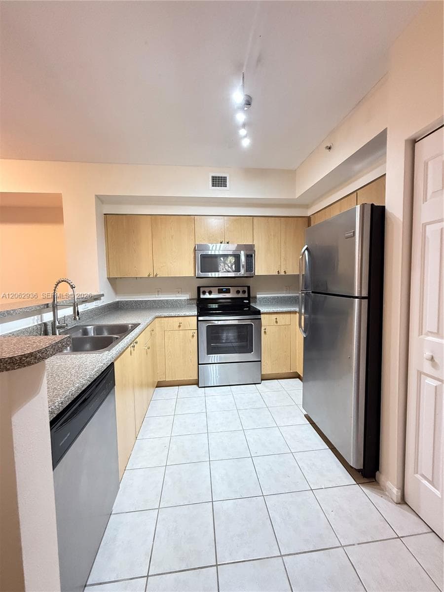 7940 N Nob Hill Rd # 204, Tamarac, FL 33321