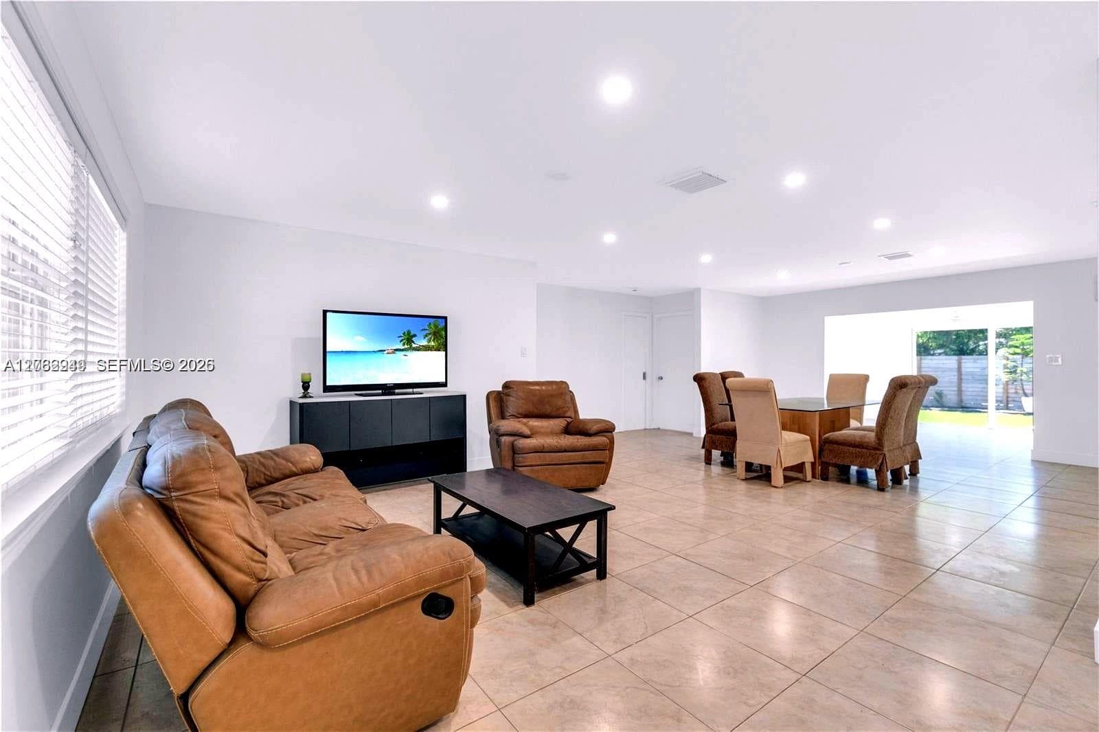 806 NE 4th St, Hallandale Beach, FL 33009 — zdjęcie 3