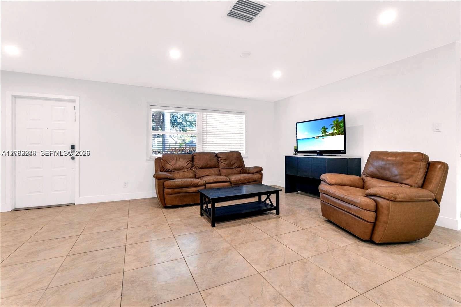 806 NE 4th St, Hallandale Beach, FL 33009 — zdjęcie 5
