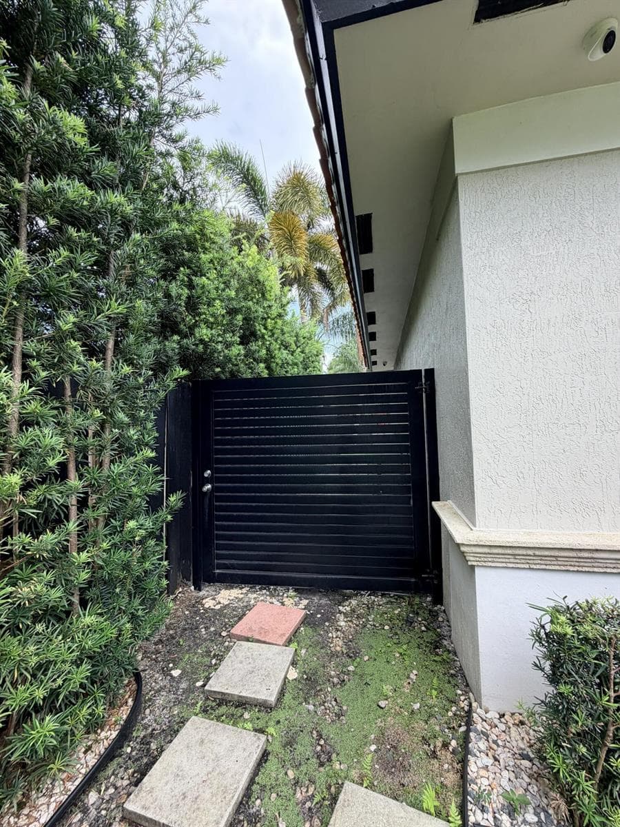 7952 NW 161ST Terrace, Miami Lakes, FL 33016 — zdjęcie 4